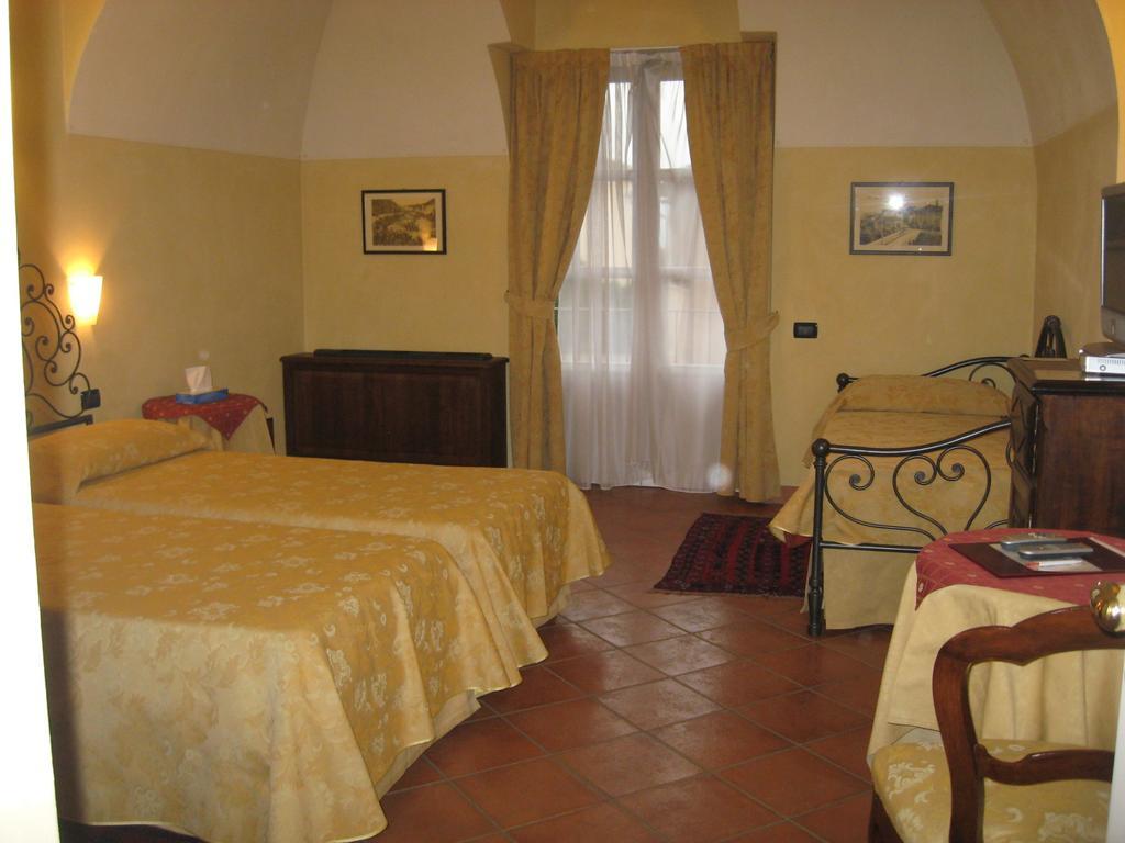 Hotel Palazzo Di Mezzo Carrù Szoba fotó