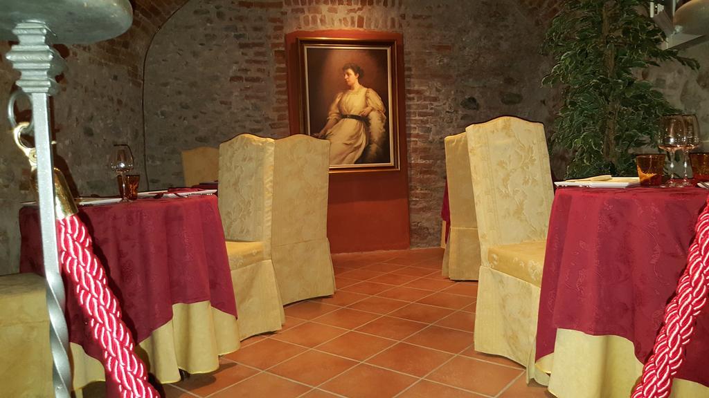 Hotel Palazzo Di Mezzo Carrù Kültér fotó