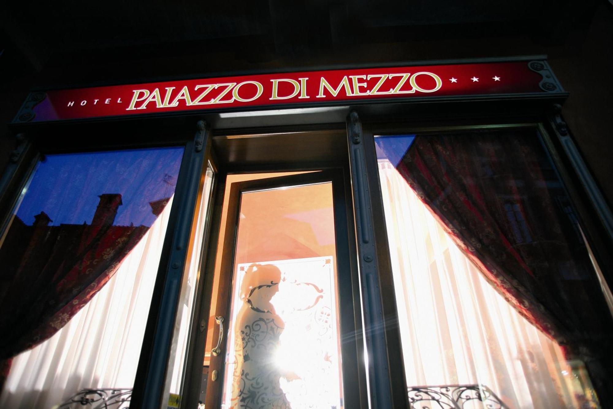 Hotel Palazzo Di Mezzo Carrù Kültér fotó
