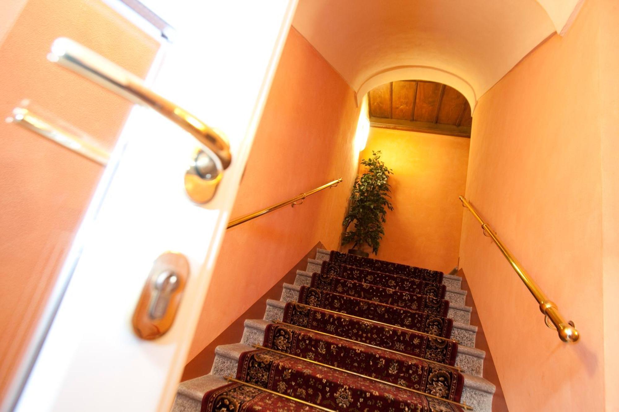 Hotel Palazzo Di Mezzo Carrù Kültér fotó