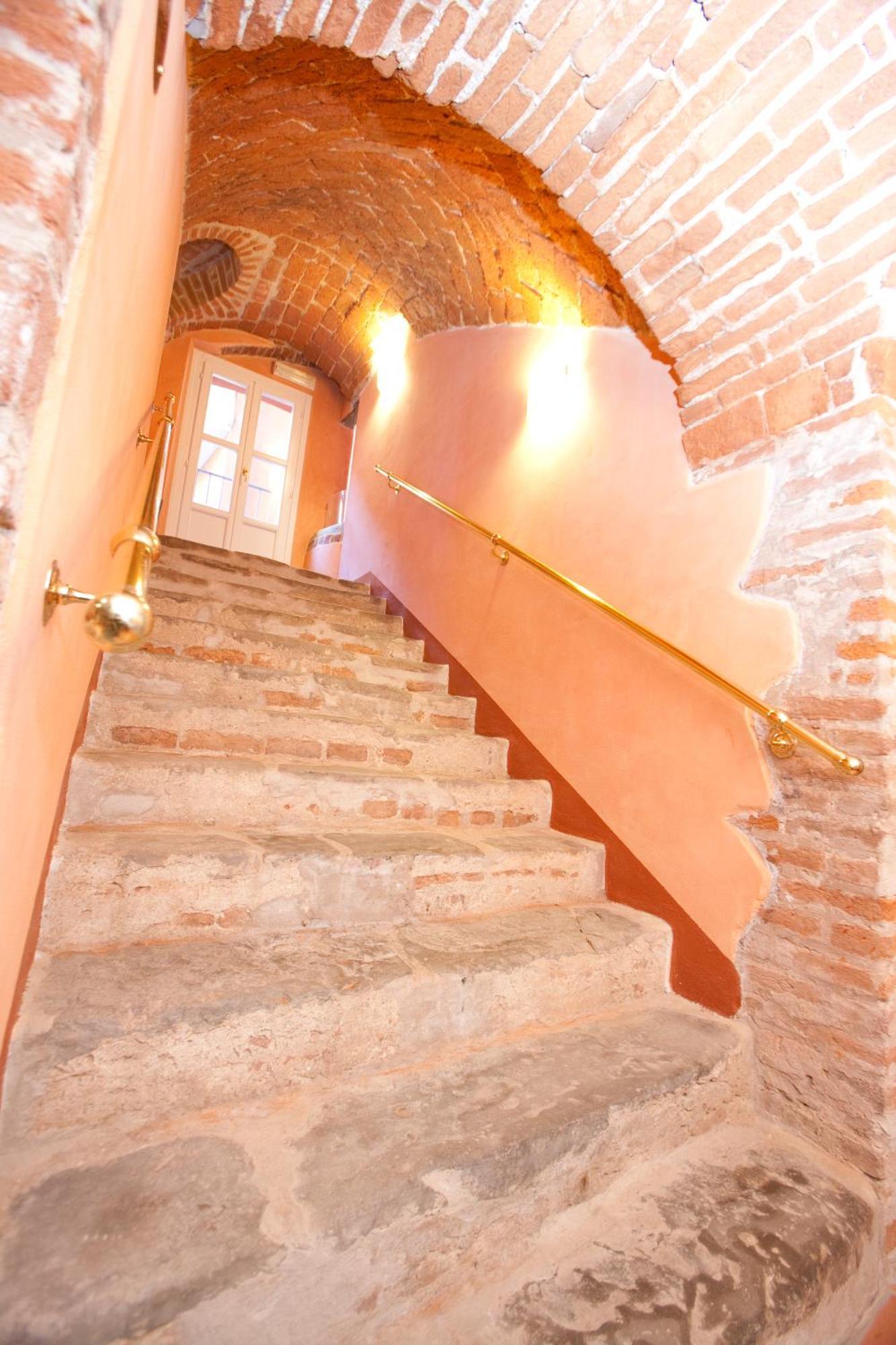 Hotel Palazzo Di Mezzo Carrù Kültér fotó