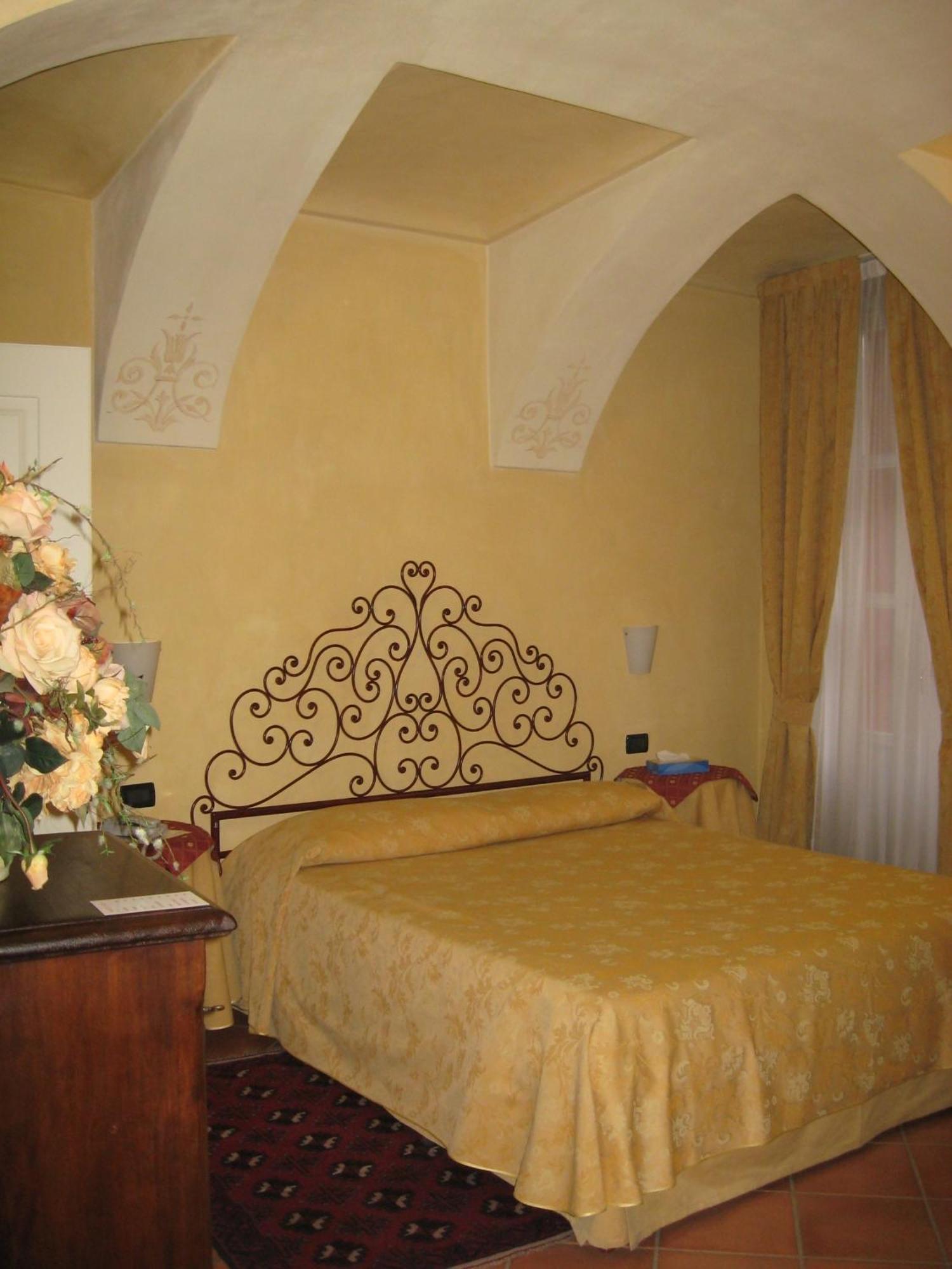 Hotel Palazzo Di Mezzo Carrù Szoba fotó