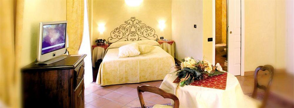 Hotel Palazzo Di Mezzo Carrù Kültér fotó