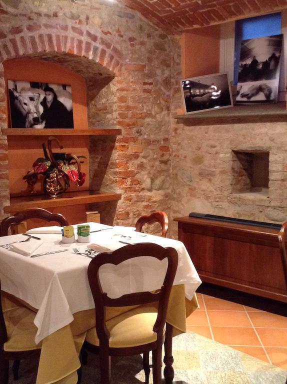 Hotel Palazzo Di Mezzo Carrù Kültér fotó