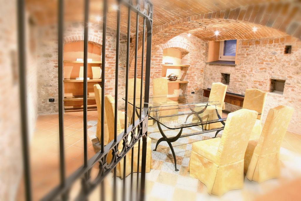 Hotel Palazzo Di Mezzo Carrù Kültér fotó