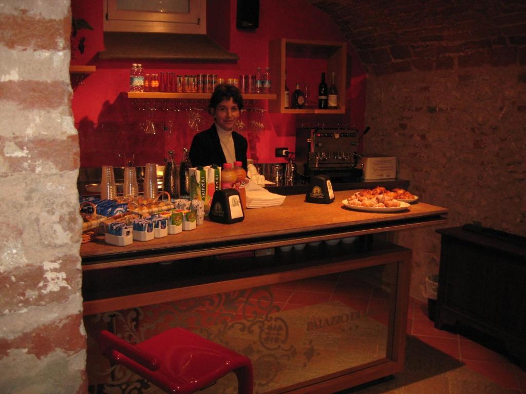 Hotel Palazzo Di Mezzo Carrù Kültér fotó