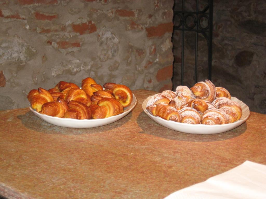 Hotel Palazzo Di Mezzo Carrù Kültér fotó