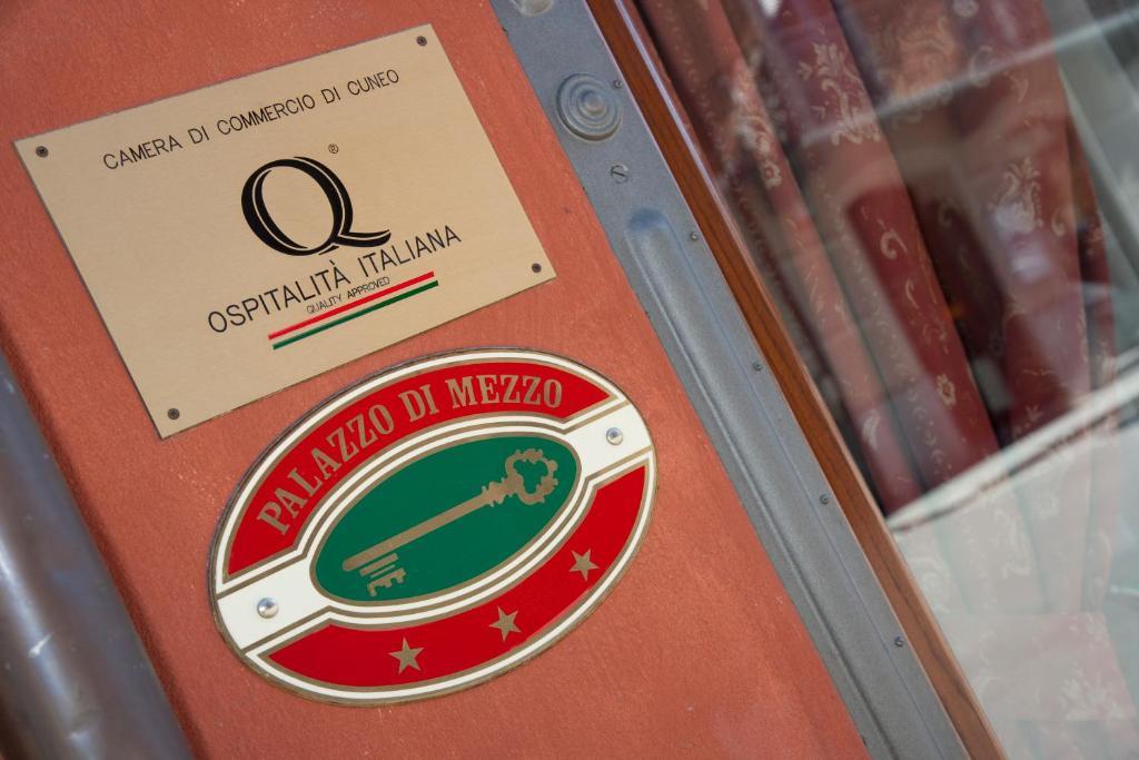 Hotel Palazzo Di Mezzo Carrù Kültér fotó