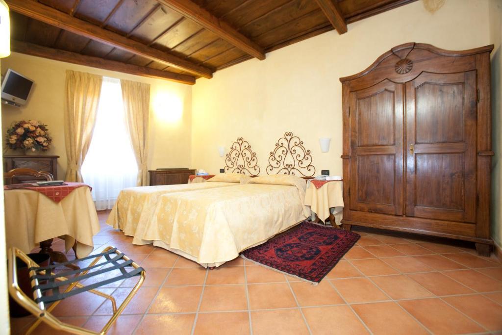 Hotel Palazzo Di Mezzo Carrù Kültér fotó