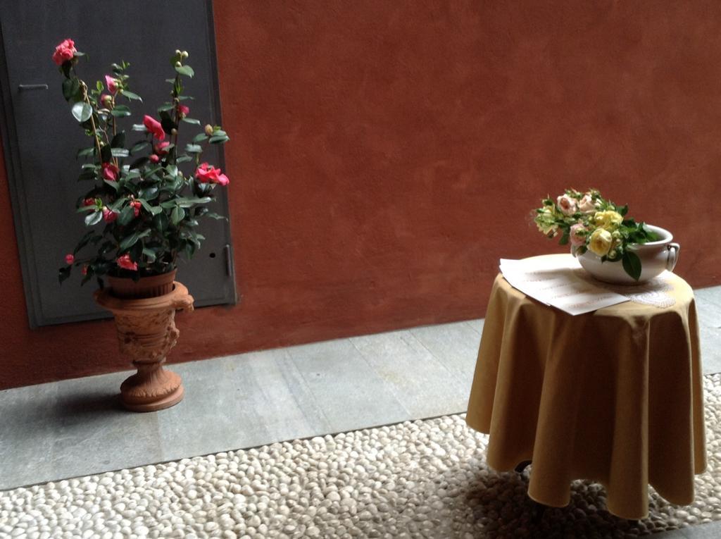 Hotel Palazzo Di Mezzo Carrù Kültér fotó