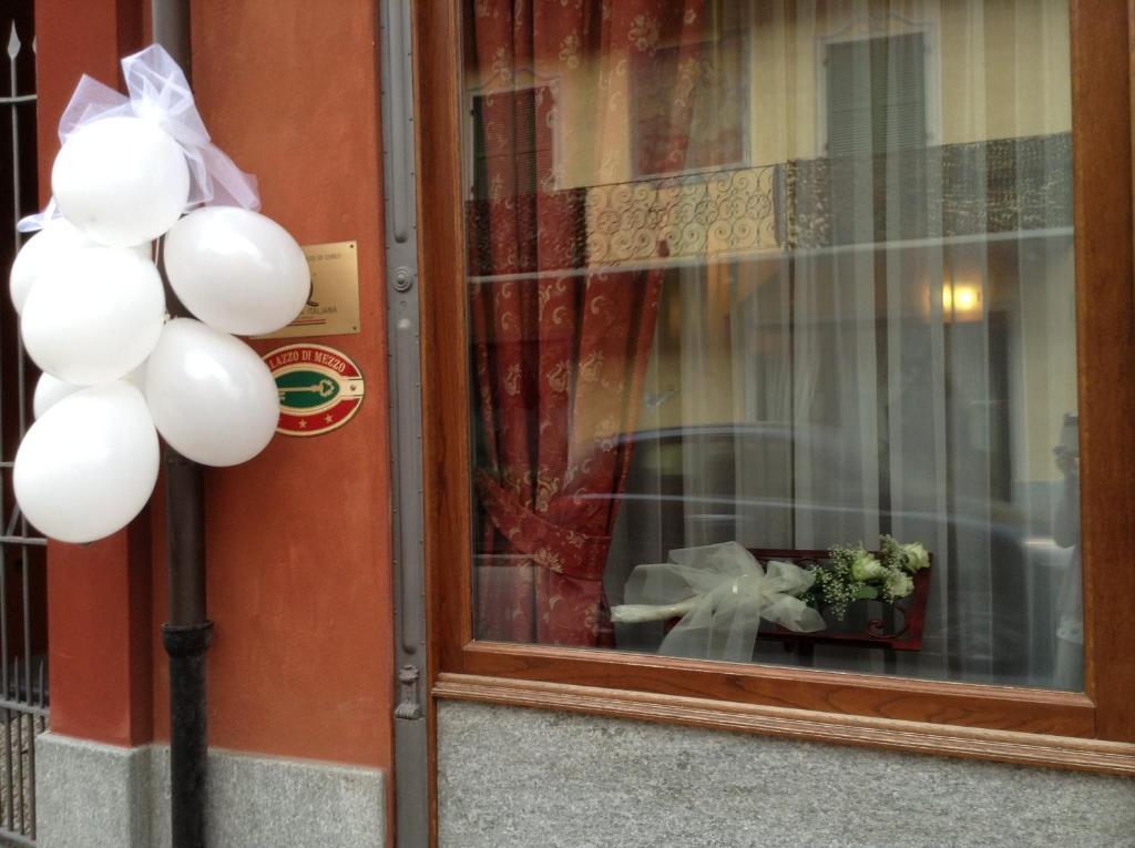 Hotel Palazzo Di Mezzo Carrù Kültér fotó