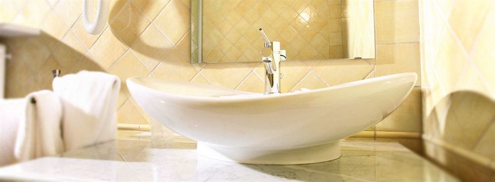 Hotel Palazzo Di Mezzo Carrù Kültér fotó