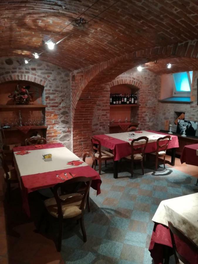 Hotel Palazzo Di Mezzo Carrù Kültér fotó