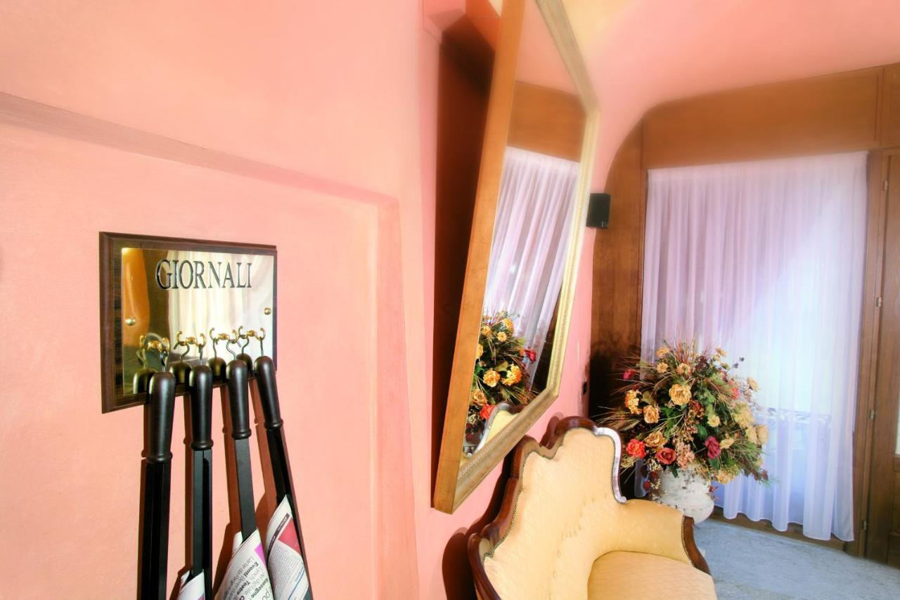 Hotel Palazzo Di Mezzo Carrù Kültér fotó