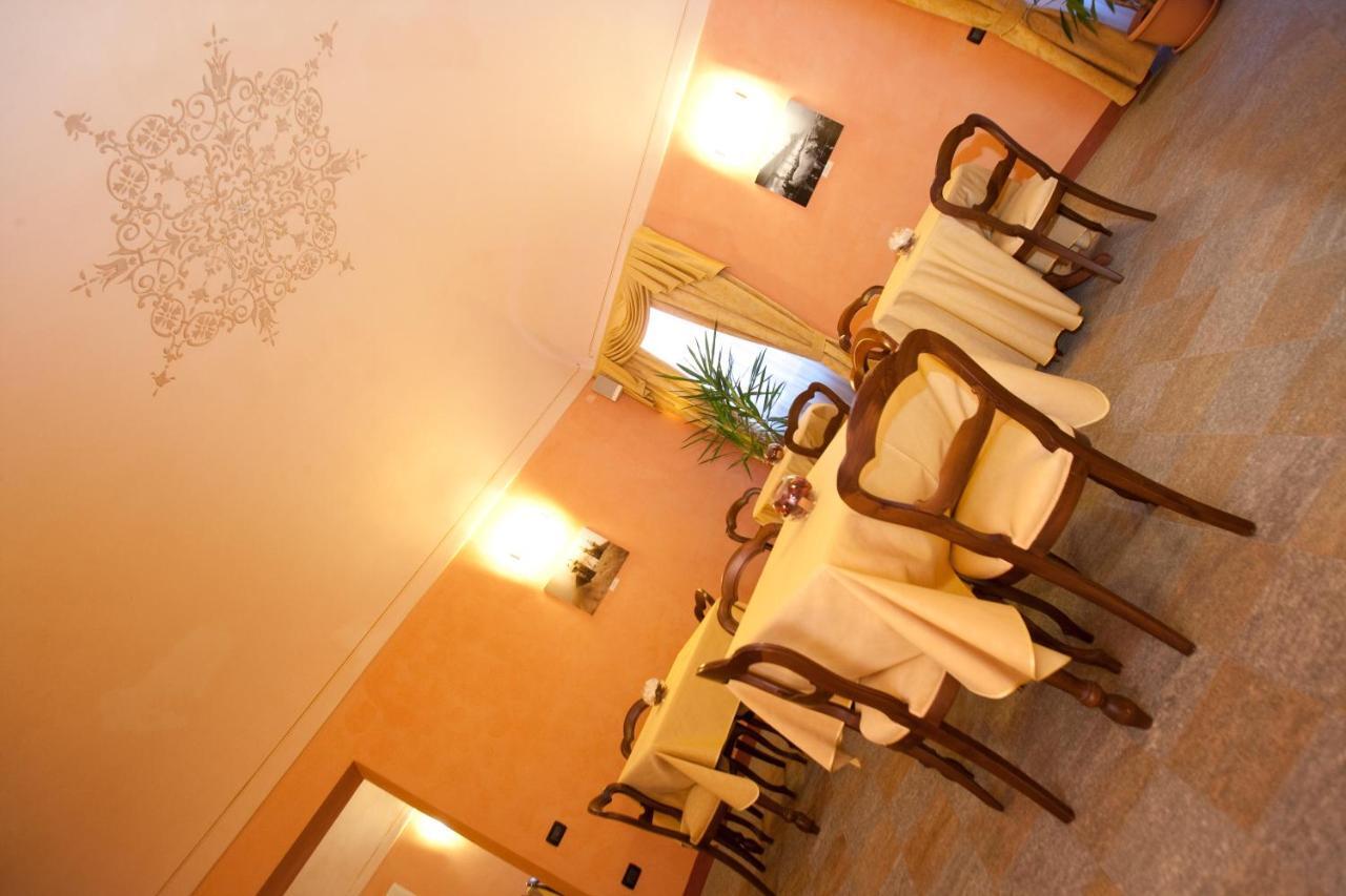Hotel Palazzo Di Mezzo Carrù Kültér fotó