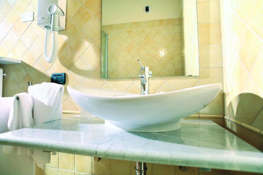Hotel Palazzo Di Mezzo Carrù Kültér fotó